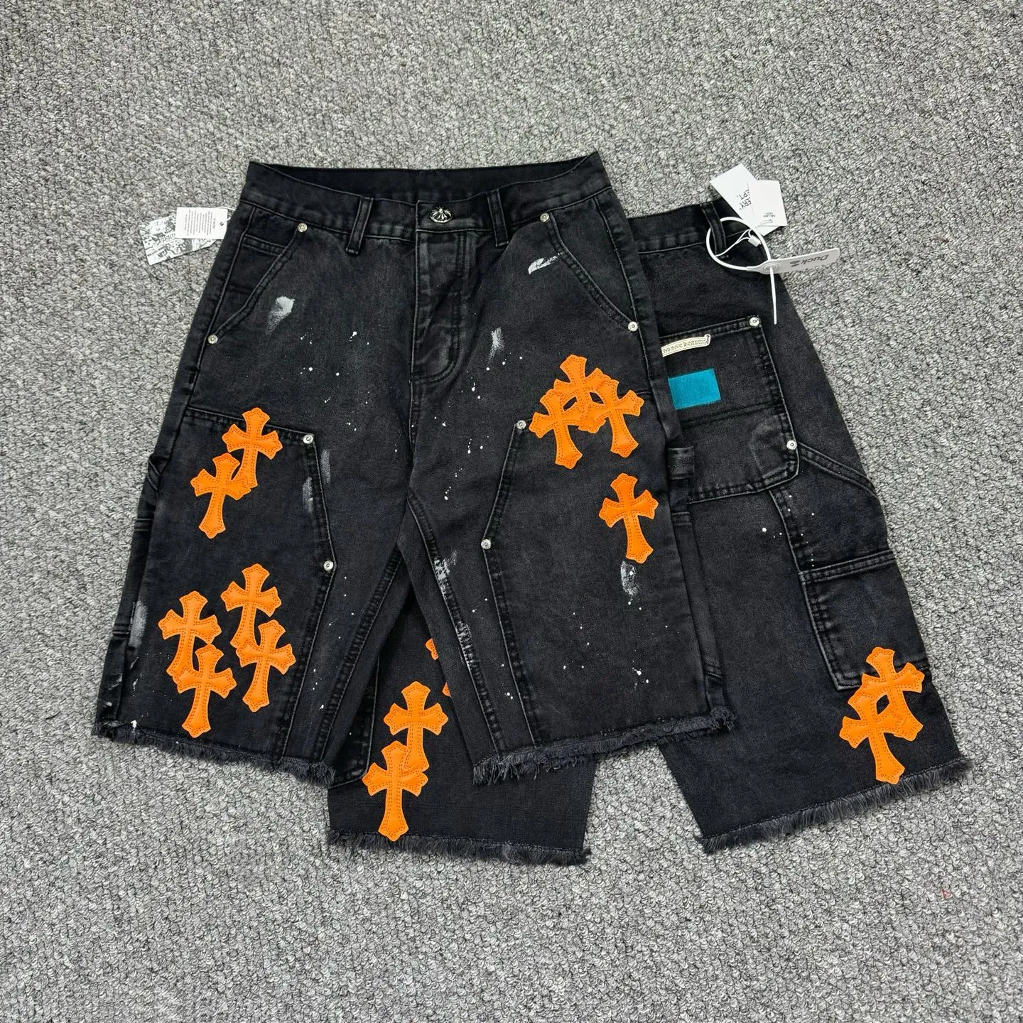 P240 Style No.: H893 GALLERY DEPT. & 𝐂𝐡𝐫𝐨𝐦𝐞 𝐇𝐞𝐚𝐫𝐭 Croxin co-branded ss25 wood splash ink hand-painted stitching multi-pocket micro-flared denim shorts. Styles with different washed textures are very friendly to people with thin legs. The micro-flared version perfectly modifies the leg shape. The timeless and moderate length makes it easy to match and match. It is the basis for various styles and is a must-have in your wardrobe! The fabric is stiff but also makes the upper body soft without losing texture. The washing process is even more perfect. It is a must-have item for everyone! ! ! Washed wheat, hang tag, pants label, three labels complete Color: black Size: 28-30-32-34-36